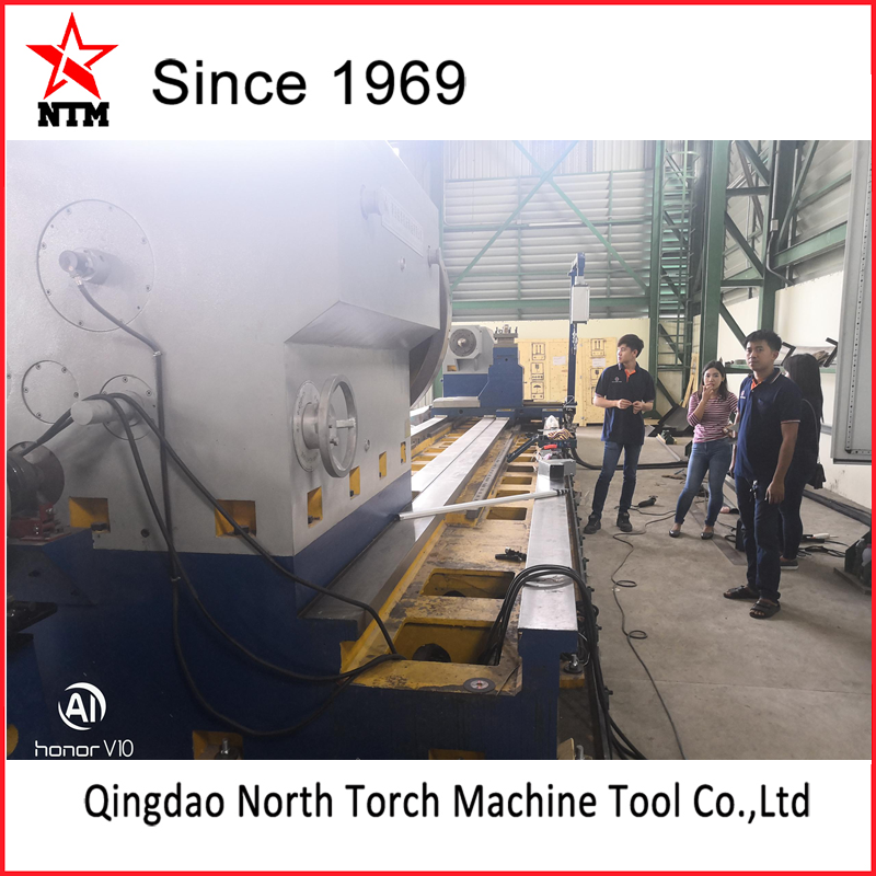 我司工程師成功完成我司生產(chǎn)的重型機(jī)械臥式車床CG61200*8000/40T 的安裝，調(diào)試與培訓(xùn)